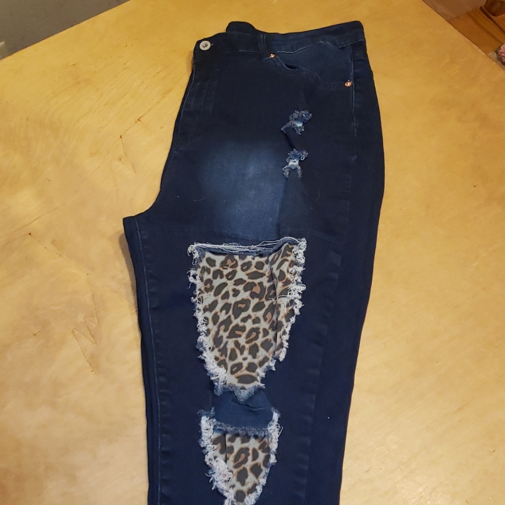 Shein distressed jeans with leopard print underlay ⭐